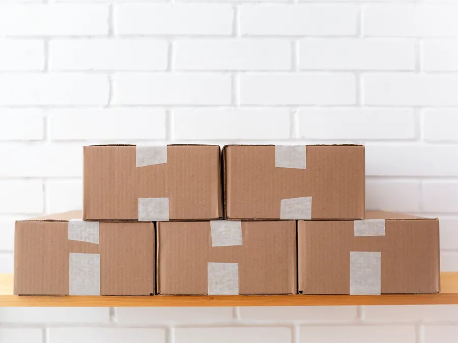 Cajas apiladas para una mudanza