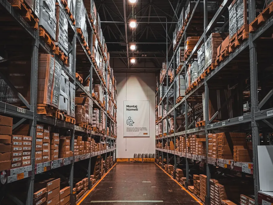 Estanterías con stock de una empresa