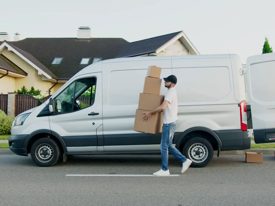 Cargando cajas en una camioneta de mudanza